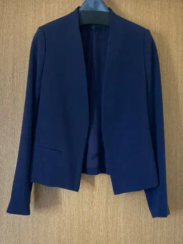 컨디션 최상 띠어리 노카라 네이비 자켓