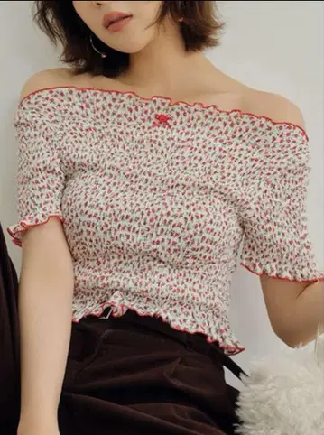LILY BROWN (릴리 브라운) 셔링 리본 크롭 탑