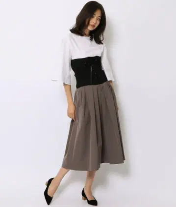 Ballsey 폴리에스테르 트윌 랜덤 턱 미디 스커트 34