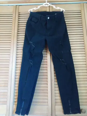 데미지 가공 블랙 스키니 청바지