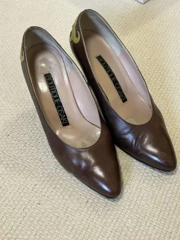 부티크 오사키, 브라운 펌프스, 골드 장식