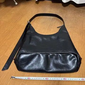 블랙 합성 피혁 숄더백
