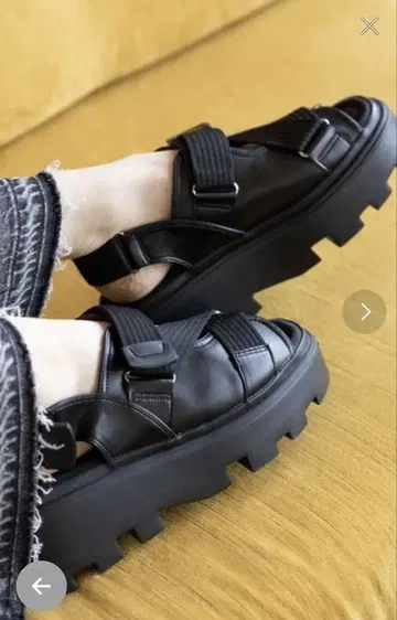 블랙 통굽 스트랩 샌들