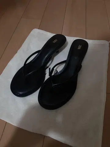 ZARA 블랙 플립플랍 보관 주머니 포함