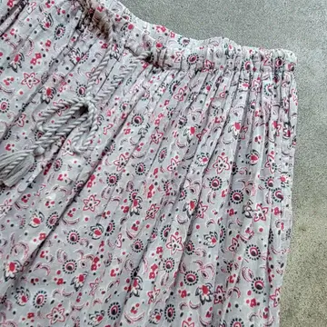 꽃무늬 올 패턴 태슬 포함 롱 스커트 그레이