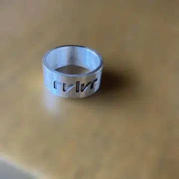 revolver 반지 이우라 신
