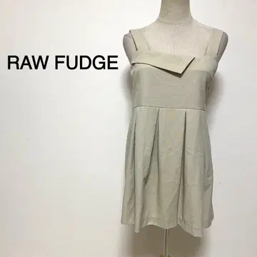 RAW FUDGE 베이지 컬러 슬리브리스 블라우스