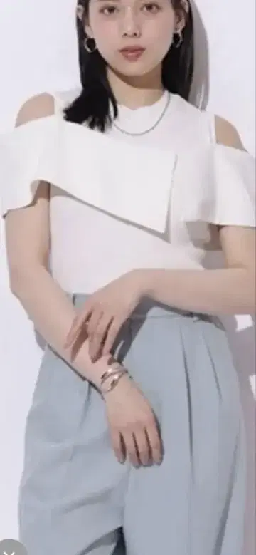 화이트 오프숄더 프릴 슬리브리스 M