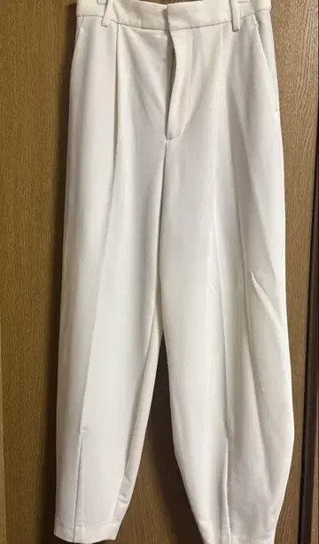 스터닝 루어 코쿤 실루엣 팬츠 화이트