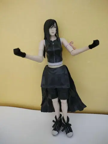 파이널 판타지 FF7 티파 플레이 아츠 피규어