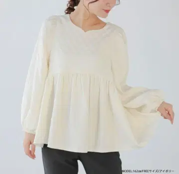 fitmore 하트 넥 다이아 자카드 페플럼 탑 아이보리