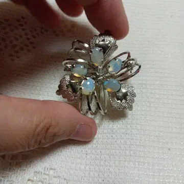 오팔 브로치