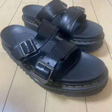 Dr. Martens 통굽 샌들 uk5