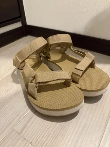 Teva 미드 폼 유니버셜 샌들 베이지 23.5cm