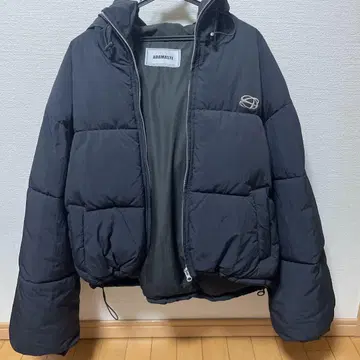 ADAMASTE 후드 부착 블랙 다운 자켓
