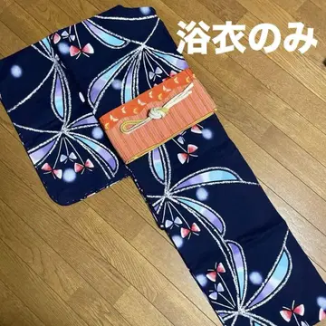 시침 있는 전통 염색 손바느질 유카타, 성인용 유카타 (나비와 꽃)