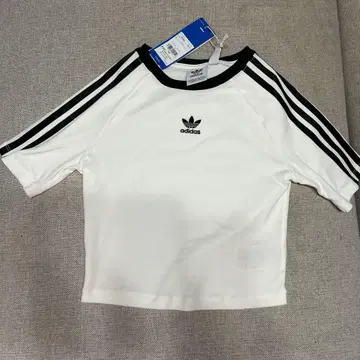adidas 화이트 M 사이즈 티셔츠 KNZ20