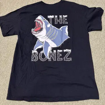 The BONEZ 샤크 프린트 티셔츠 L 사이즈