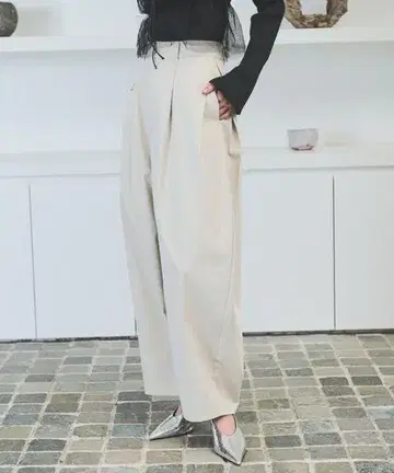AIC. 커브 실루엣 턱 팬츠 아이보리