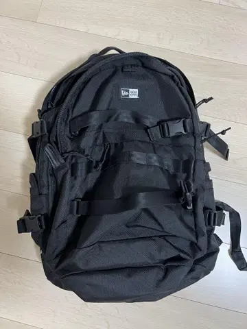 NEW ERA 블랙 백팩 35L