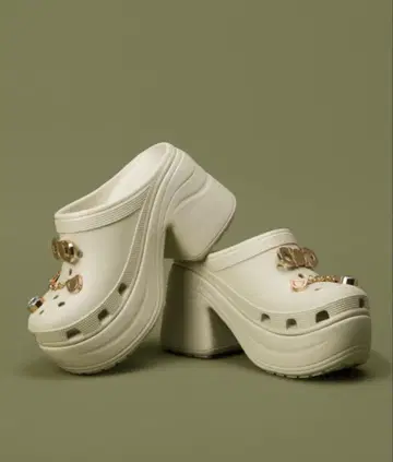 Crocs 크림색 클로그 샌들