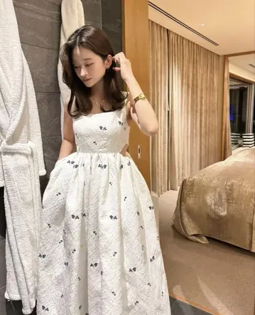 Bibiy. B. COSMOS DRESS