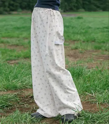 OHESHIO FLORAL CARPENTER PANTS, CREAM