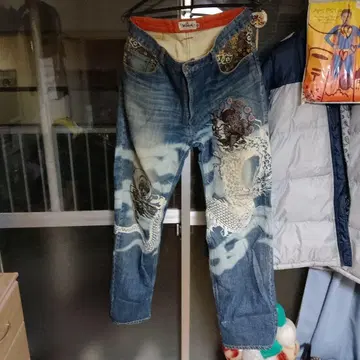 카라쿠리타마시 드래곤 자수 블루 데님 팬츠