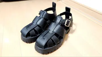 블랙 스트랩 샌들 통굽