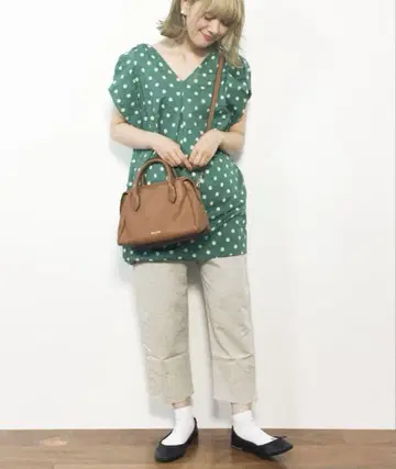 이에나 웨이브 셔링 트위스트 튜닉 블라우스 그린 축구 원단