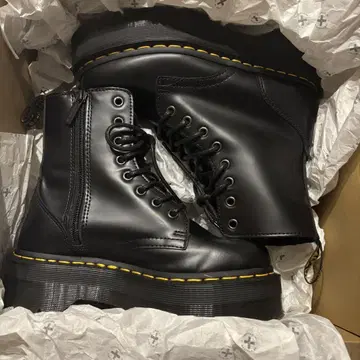 Dr. Martens JADOU
