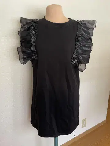 신디벤디 새상품 숄더 프릴 상의 튜닉 블랙