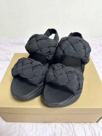 STEVEMADDEN 스티브 매든 볼륨 밑창 샌들 24cm 블랙