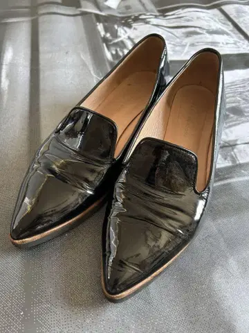 블랙 에나멜 스틸레토 로퍼