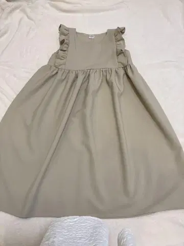 카프리샤스미 새상품 베이지 프릴 슬리브리스 원피스