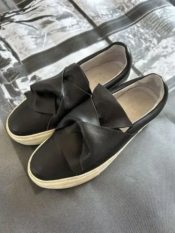 블랙 슬립온 가죽 랩 리본 디자인