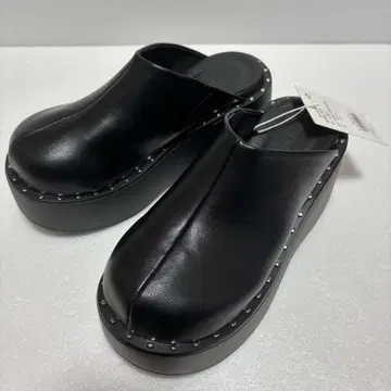 [택 포함 새상품] 아즈 바이 마우 스터드 사보 샌들 블랙 M