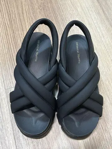 블랙 크로스 스트랩 스포츠 샌들