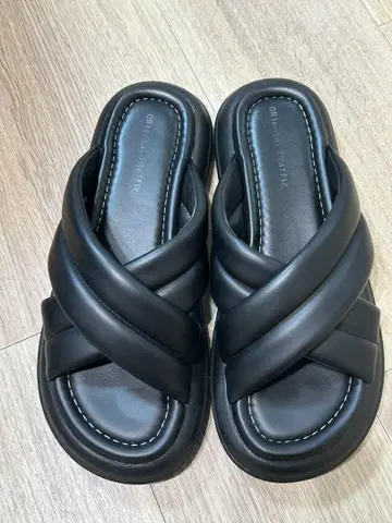 블랙 크로스 스트랩 샌들