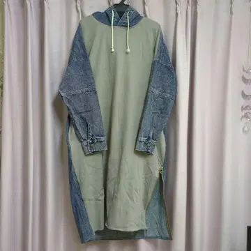후드 부착 그레이와 데님 후드티