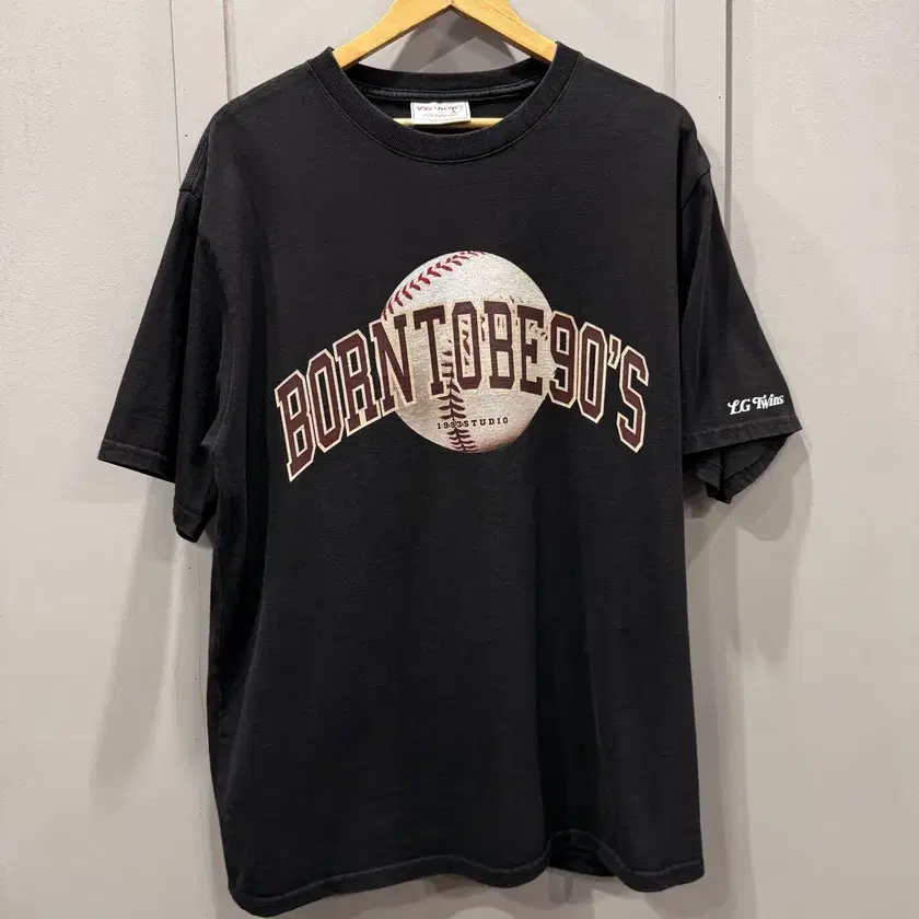 Tシャツ・カットソー 1993STUDIO [LG TWINS] PITCHER GRAPHIC T-SHIRT 4FK1069 F LG Twins Baseball Team x 1993 Studio Collaboration