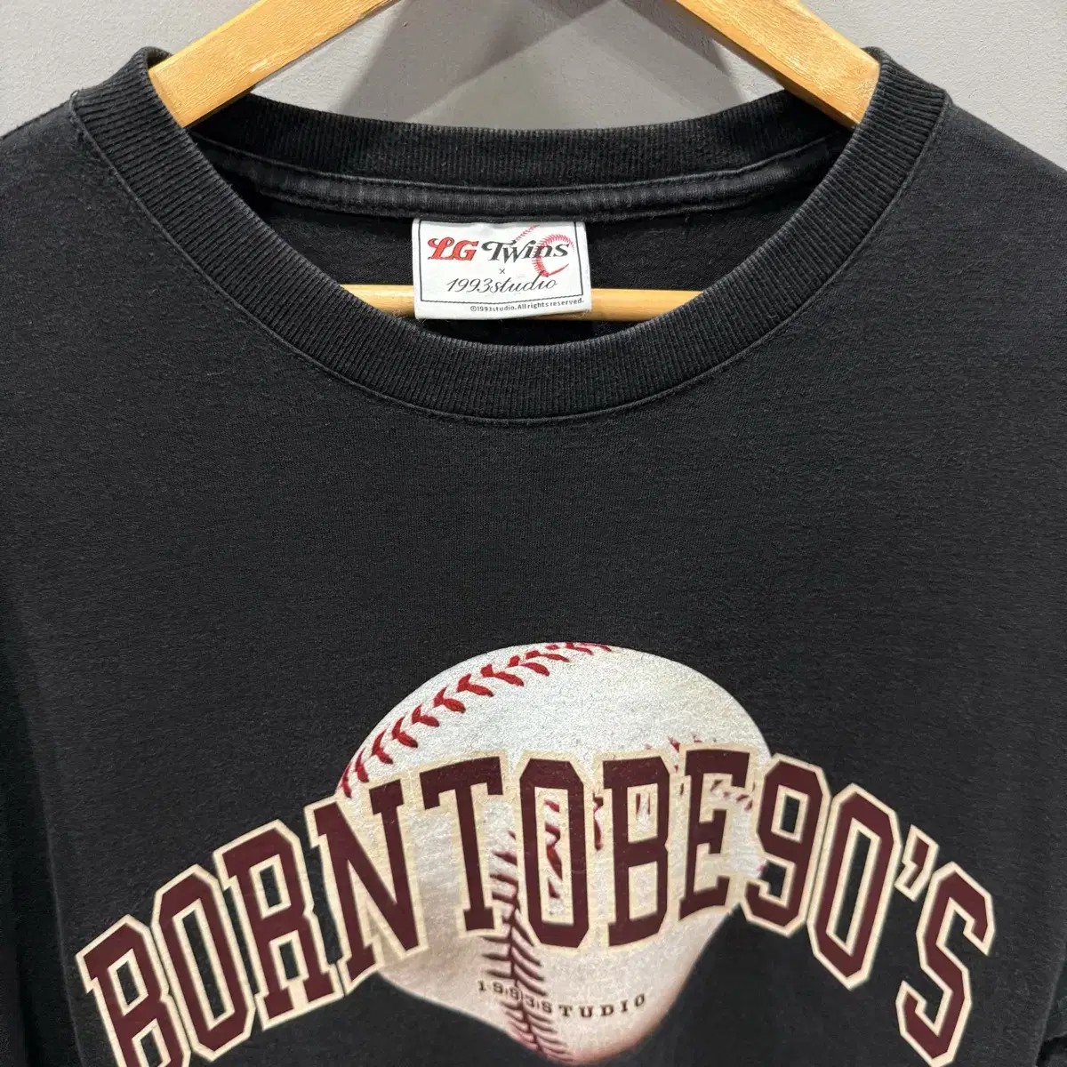 Tシャツ・カットソー 1993STUDIO [LG TWINS] PITCHER GRAPHIC T-SHIRT 4FK1069 F LG Twins Baseball Team x 1993 Studio Collaboration