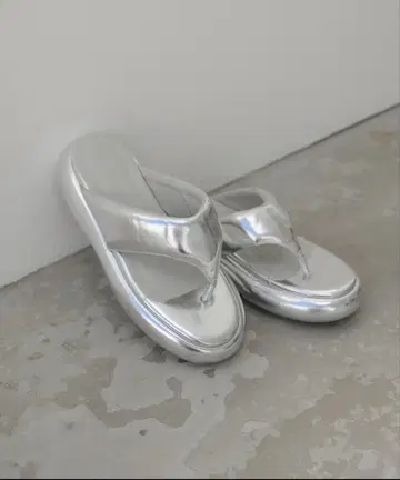 실버 쪼리 샌들 카스타네