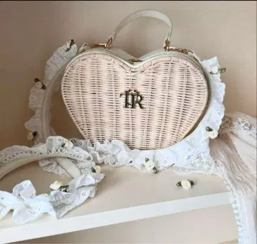treat urself Love summer basket bag