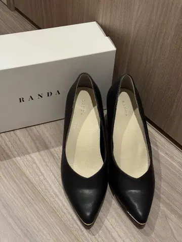 RANDA 블랙 스틸레토 펌프스