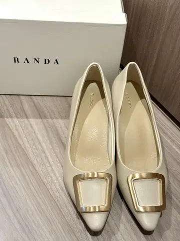 [미사용품] RANDA 아이보리 스퀘어토 펌프스 금속 버클 포함