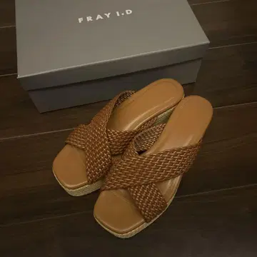 FRAY I.D 크로스 스트랩 샌들 브라운