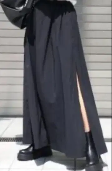 슬릿이 들어간 블랙 롱 스커트