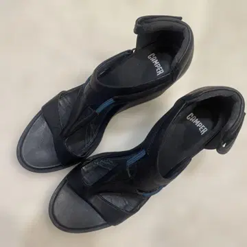 CAMPER 블랙 스트랩 샌들