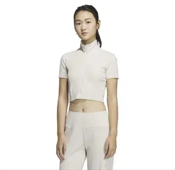 adidas 베이지 셋업 크롭 티셔츠와 와이드 팬츠